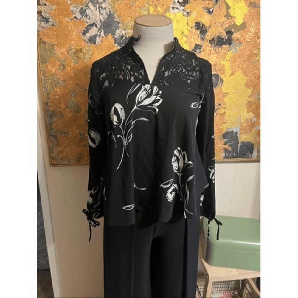 NWT Band of Gypsies Black & White Flirsl Swing Top w/ Lace Neckline M
